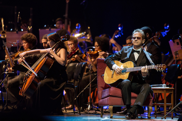 Edinho Santa Cruz celebra 56 anos de carreira com espetáculo no Theatro São Pedro, ao lado da Orquestra da Ulbra