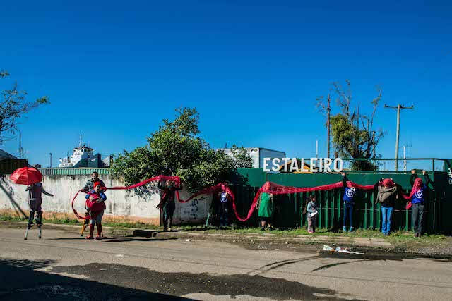 Cortejo circense celebra oficina de artes integradas na Ilha da Pintada