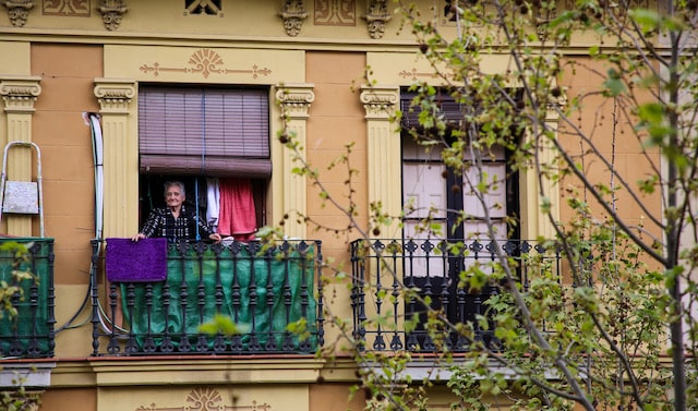 Balcones en Cuarentena: Projeto fotográfico registra cenas cotidianas em janelas e sacadas de Barcelona