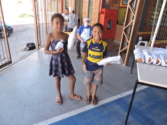 Centro Social Marista Santa Isabel produz pão, sabão e máscaras para distribuição na comunidade do bairro Mário Quintana, em Porto Alegre
