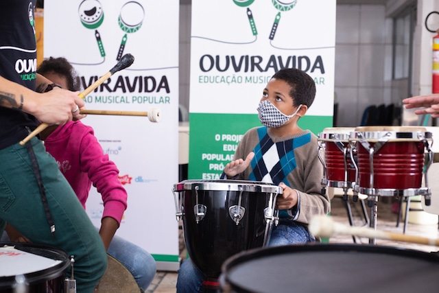 Crianças do projeto Ouviravida realizam espetáculo musical