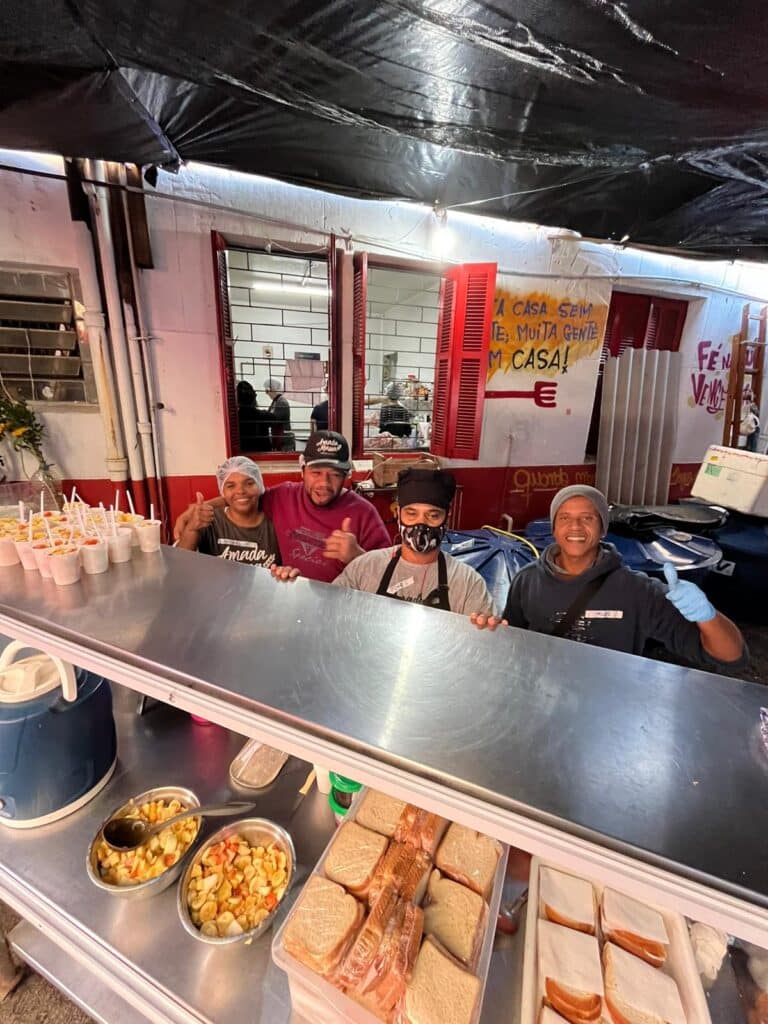 Amada Massa produz e distribui pães em parceria com Cozinha Solidária da Azenha