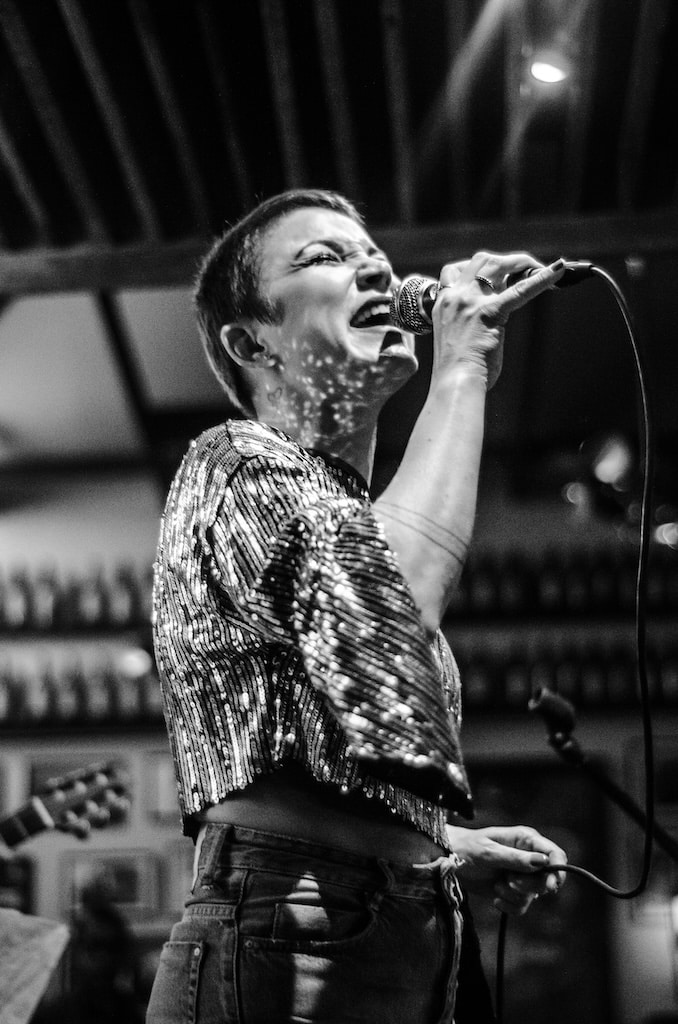 Rê Adegas comanda o Samba de Mesa no Grezz