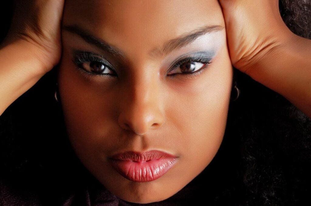 Andréa Cavalheiro canta Sade Adu no Grezz