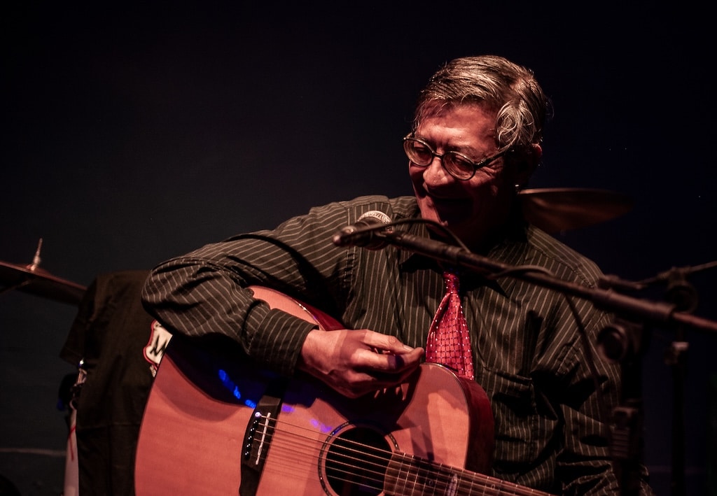 Júlio Reny relembra clássicos de sua carreira no Grezz